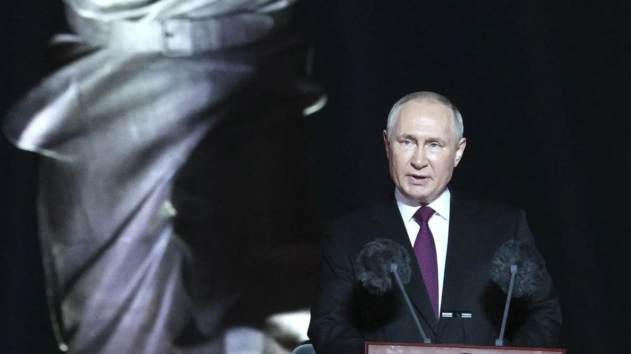 Die vom Kreml zur Verfügung gestellte Aufnahme zeigt den russischen Präsidenten Wladimir Putin am 22. August 2023 während einer Veranstaltung zum 80. Jahrestag der Schlacht von Kursk im Zweiten Weltkrieg an einer Gedenkstätte im Dorf Ponyri.