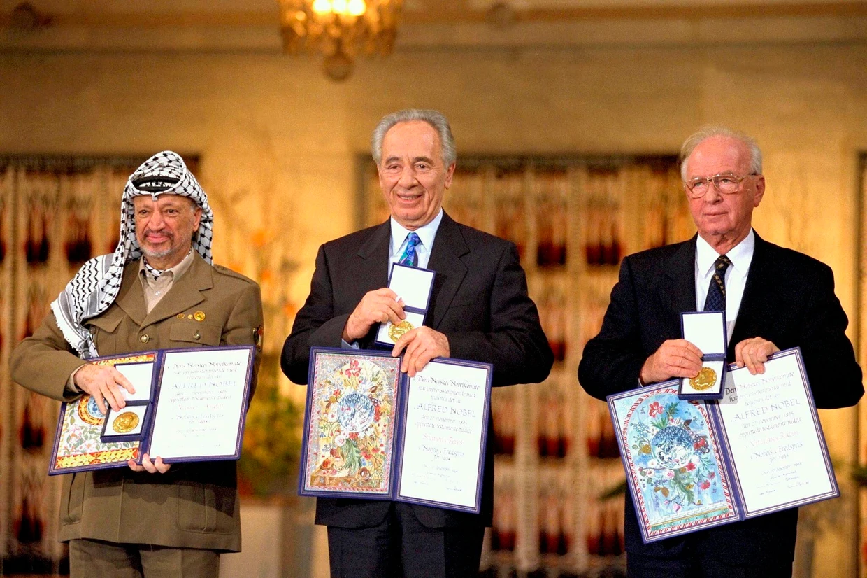 Träger des Friedensnobelpreises 1994: Yasser Arafat, Shimon Peres und Yitzhak Rabin (von links)