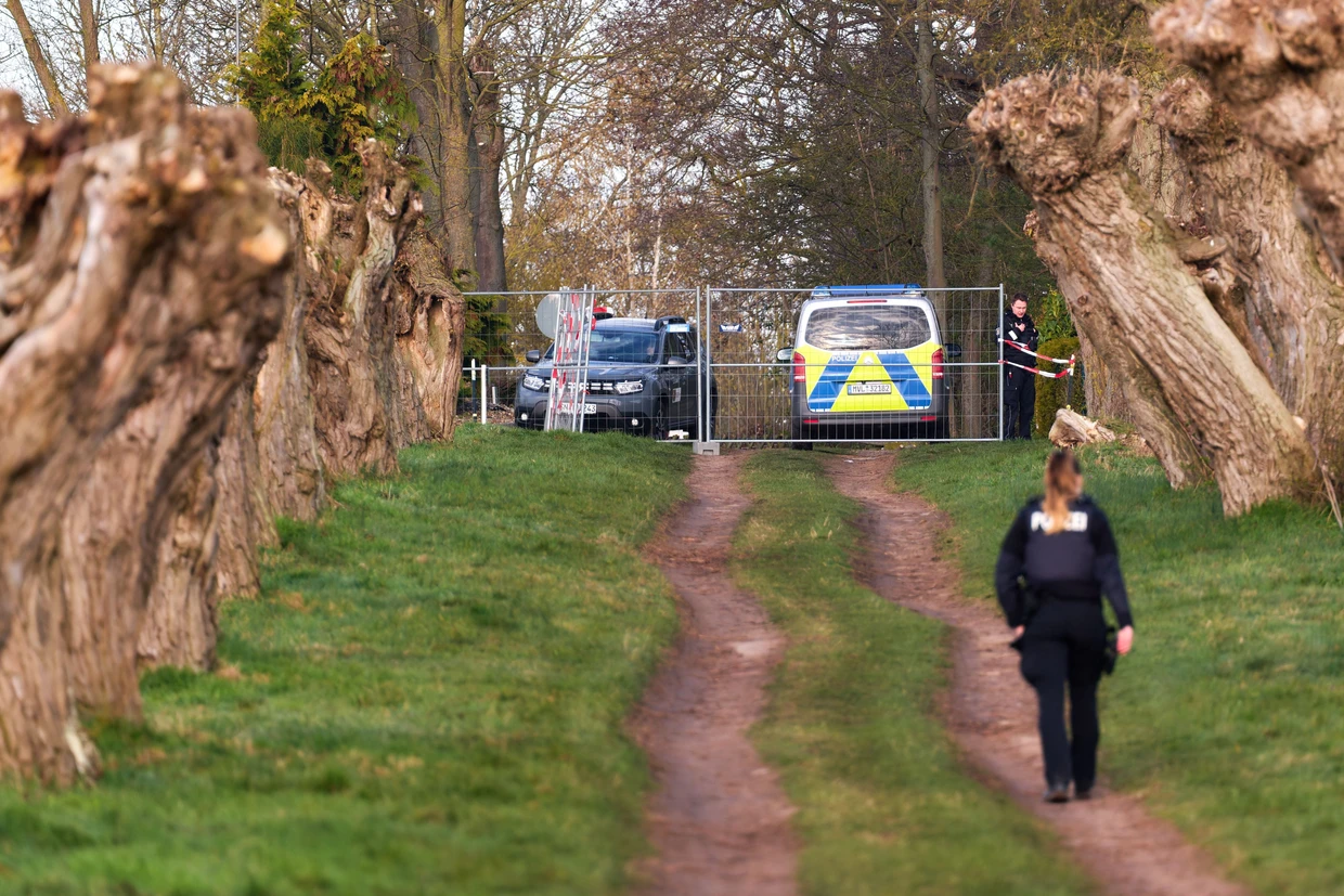 Am Donnerstag: Die Polizei sperrt den Weg zum Ufer ab, wo der Buckelwal am Vormittag noch immer auf einer Sandbank vor der Insel Poel liegt.