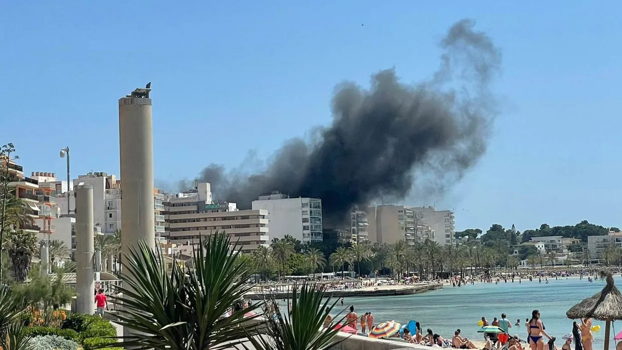Rauch steigt am Freitag über dem Ballermann auf, nachdem die Party der deutschen Urlauber außer Kontrolle geriet.