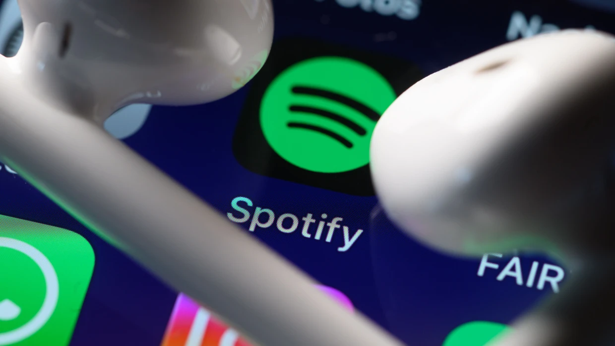 In der Spotify-App soll in Zukunft angezeigt werden, ob es sich bei Künstlern um KI handelt.