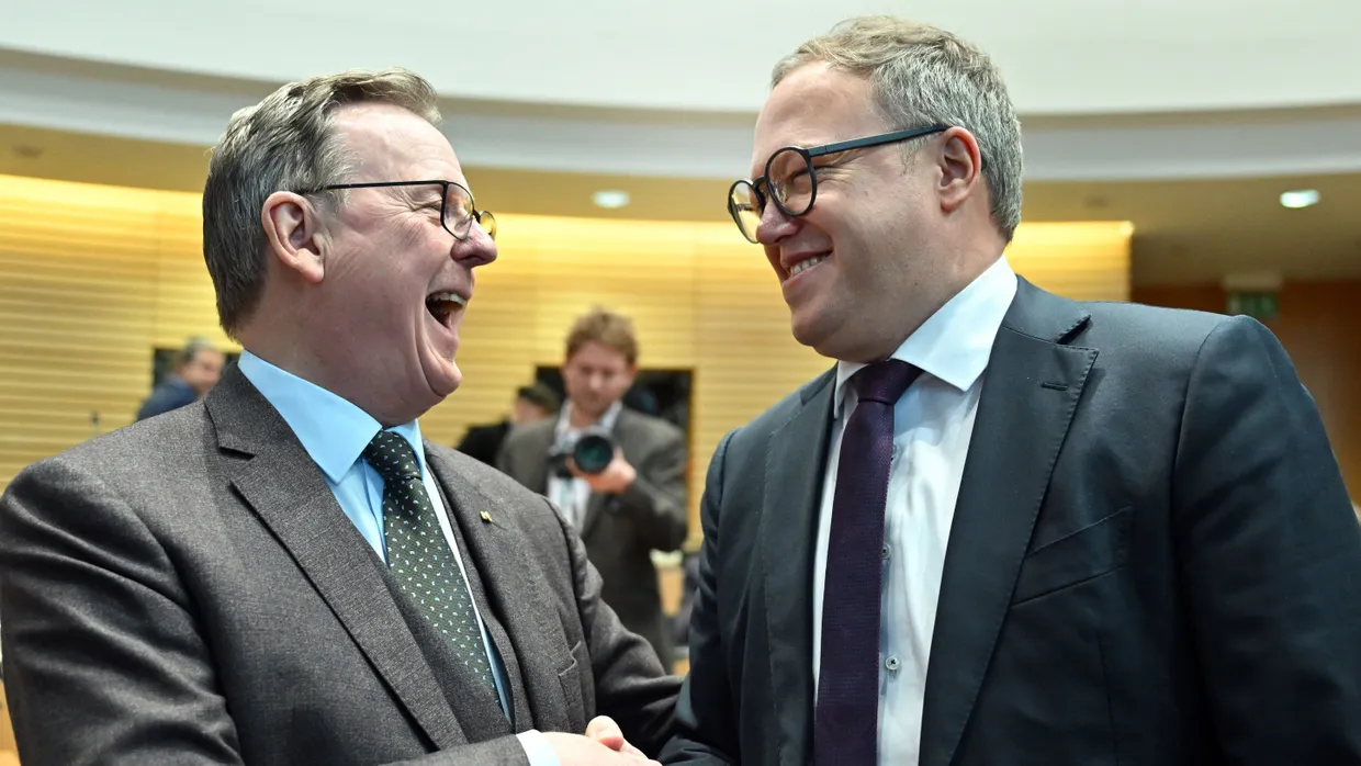 Die AfD in Thüringen ausgetrickst: Der frühere Ministerpräsident Bodo Ramelow (Linke) und der frisch gewählte Ministerpräsident Mario Voigt (CDU)