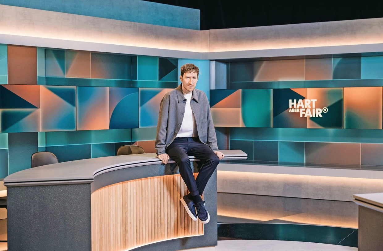 Lockere Jacke über dem weißen T-Shirt: Louis Klamroth bei „Hart aber fair“