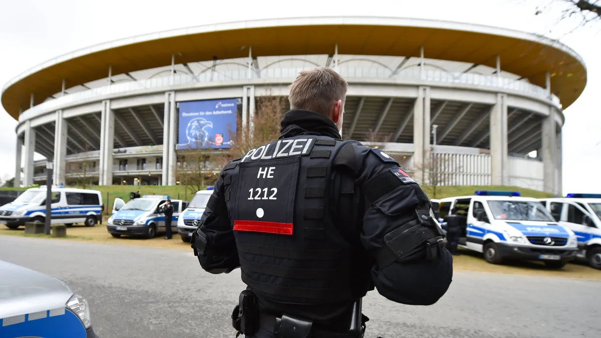 Nicht nur in Frankfurt gab es am Bundesliga-Spieltag hohe Polizei-Präsenz.