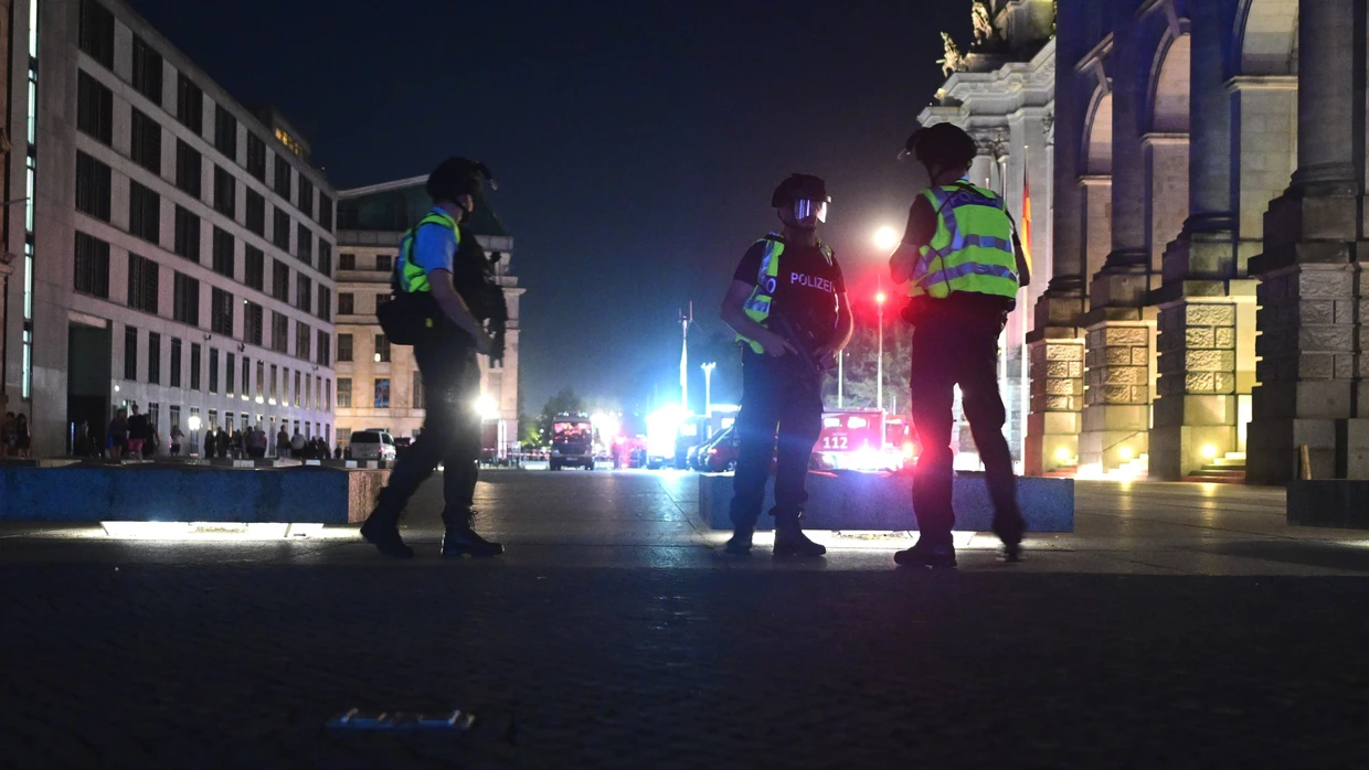 Einsatzkräfte der Polizei sind im Einsatz nach dem Abbruch des Christopher Street Day (CSD).