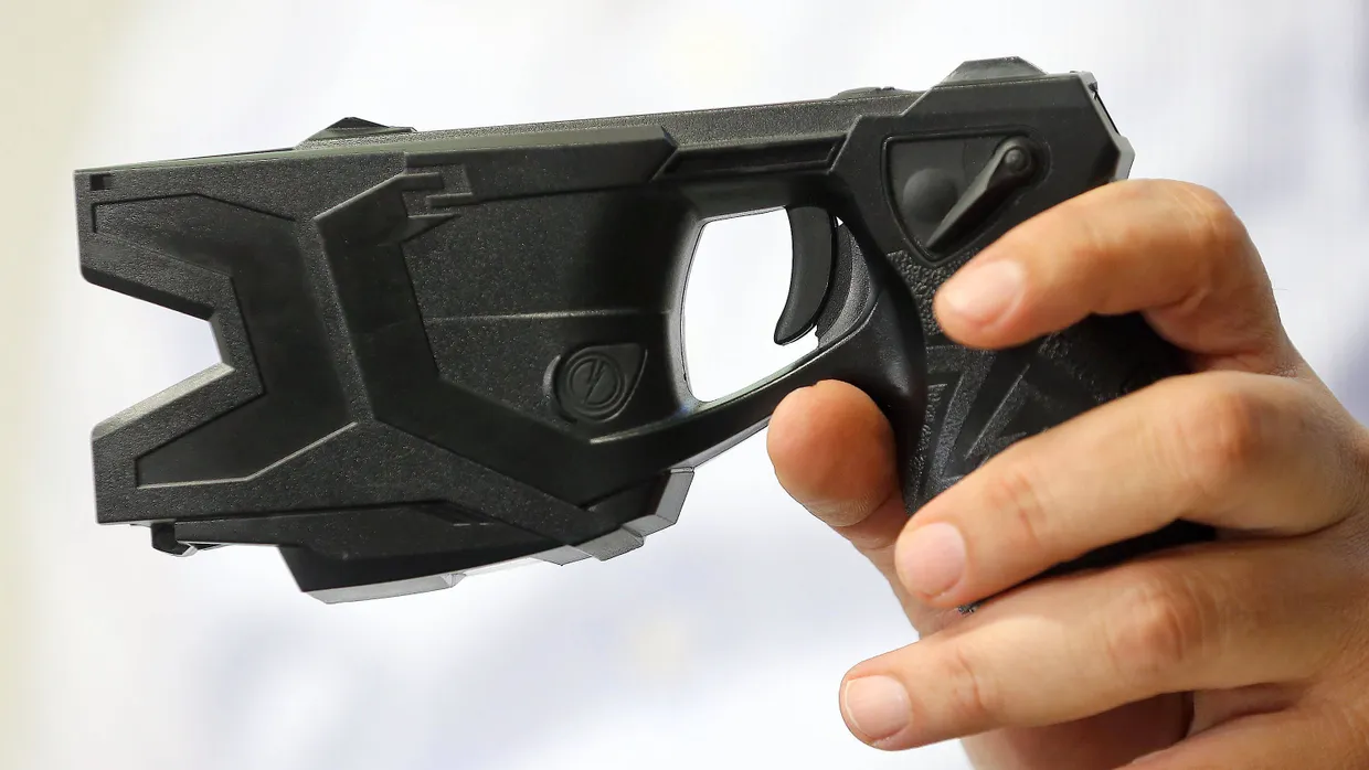 Die Berliner Polizei soll ab November probeweise mit Elektroschockwaffen ausgestattet werden.