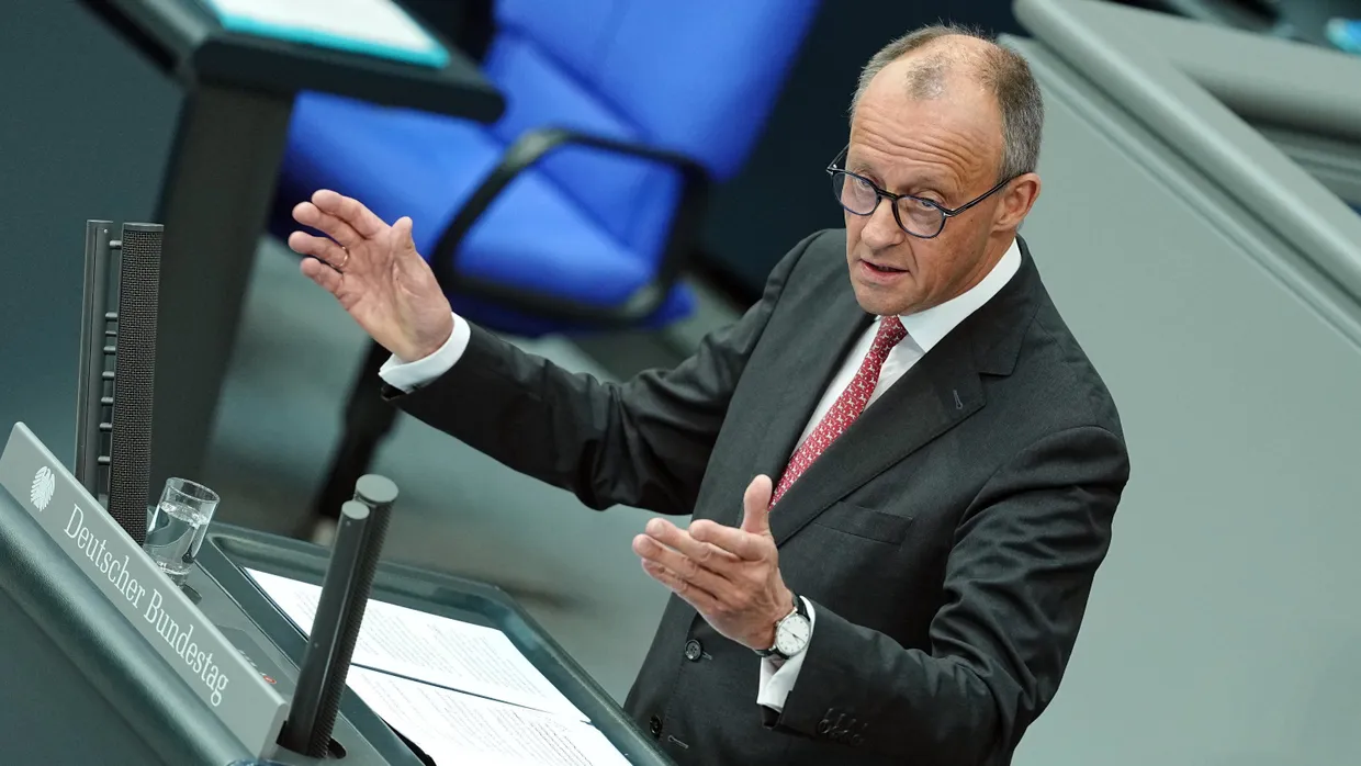 Bundeskanzler Friedrich Merz (CDU) bei der Generaldebatte zum Haushalt 2025 im Bundestag.