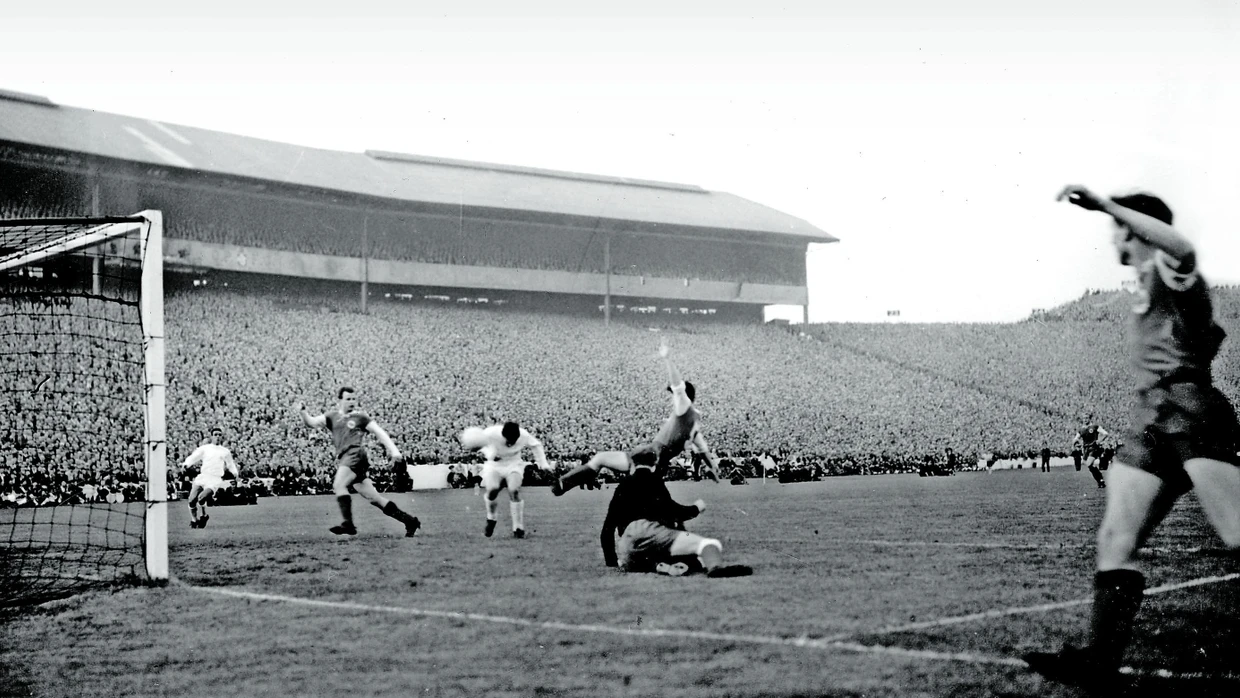 Ferenc Puskas erzielt Real Madrid's fünftes Tor.
