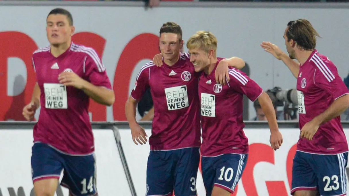 Schalker Sieger: Die Torschützen Holtby und Draxler umarmen einander