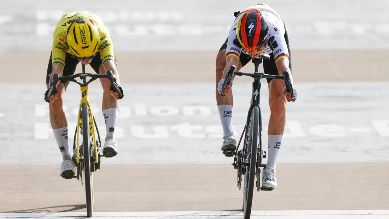 Franziska Koch (rechts) gewinnt im Sprint mit Tigersprung gegen die Niederländerin Marianne Vos (links).