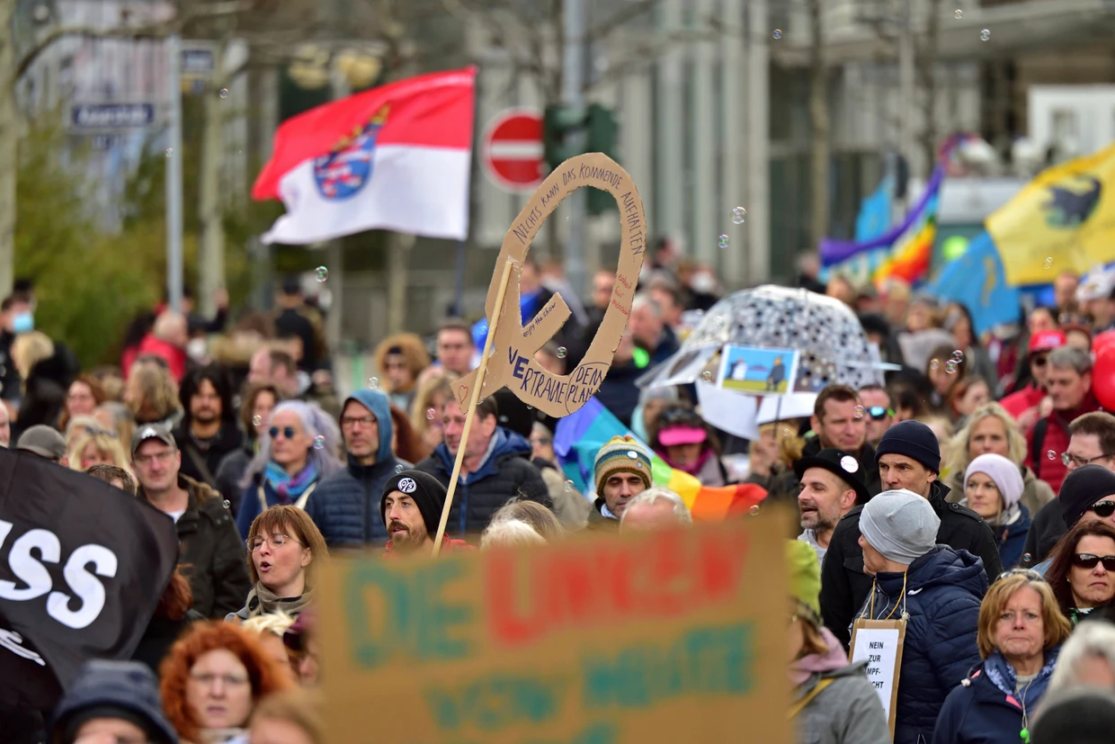 Teilnehmer einer Demonstration der Querdenkerbewegung in Frankfurt am Main, 2022