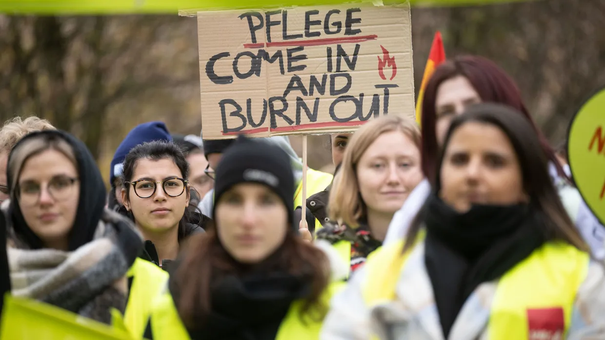 Pflege- und Verwaltungskräfte streiken im November vor der Uniklinik Tübingen für bessere Arbeitsbedingungen.