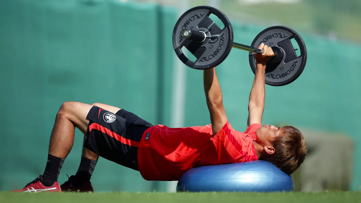 Strapaze im Stubaital: Für Takashi Inui wird das Trainingslager zum Kraftakt.