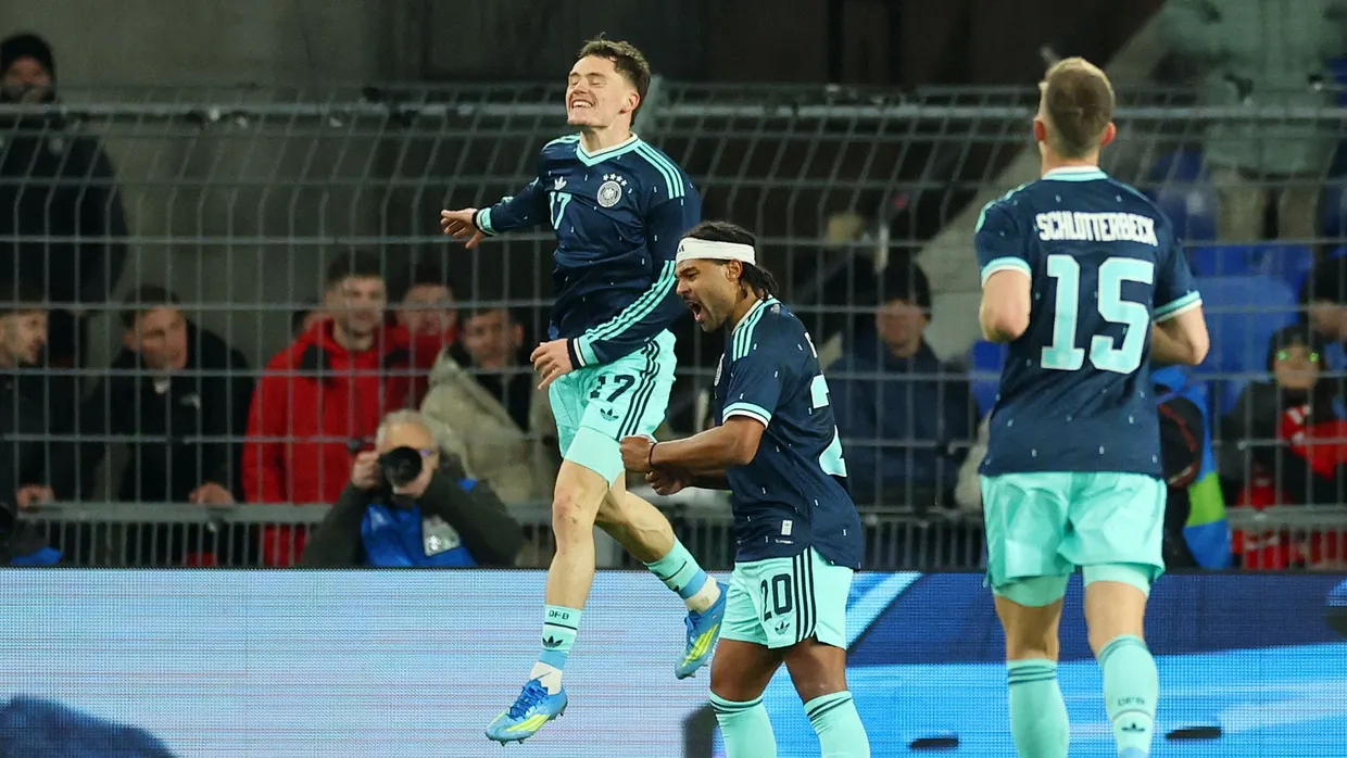 Zum Sieg gezirkelt: Florian Wirtz (links) im Höhenflug.
