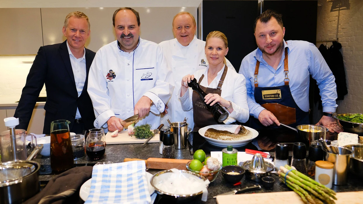 ZDF-Moderator Johannes B. Kerner mit den TV-Köchen Johann Lafer, Alfons Schuhbeck, Cornelia Poletto und Sebastian Lege.
