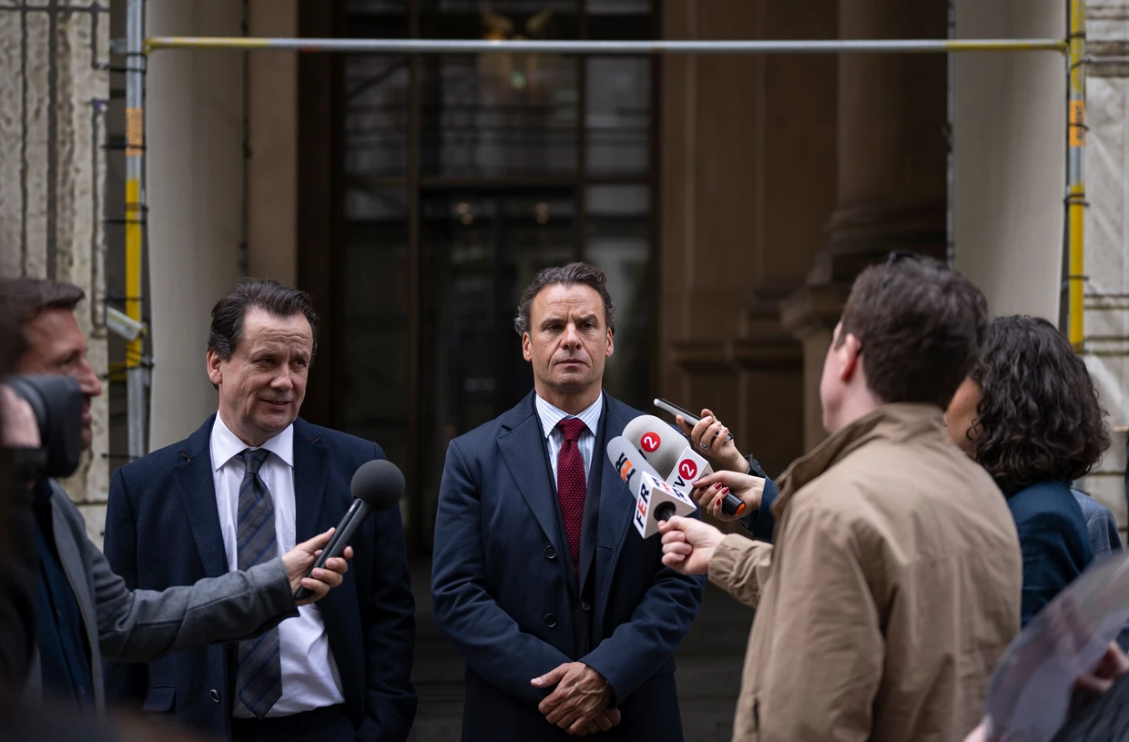 Stephan Luca (Mitte) spielt den Chef des Baustoffherstellers.