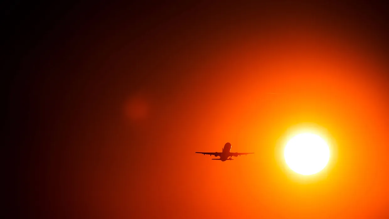 Ein Flugzeug startet in Tegel Richtung Sonnenuntergang: Der Luftfahrbranche geht es eigentlich gut – der Iran-Konflikt könnte das nun ändern.