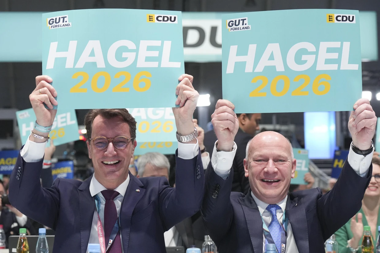 Prominente Unterstützer: NRW-Ministerpräsident Hendrik Wüst und Berlins Regierender Bürgermeister Kai Wegner (beide CDU) recken beim Bundesparteitag Mitte Februar in Stuttgart Schilder für Hagel empor