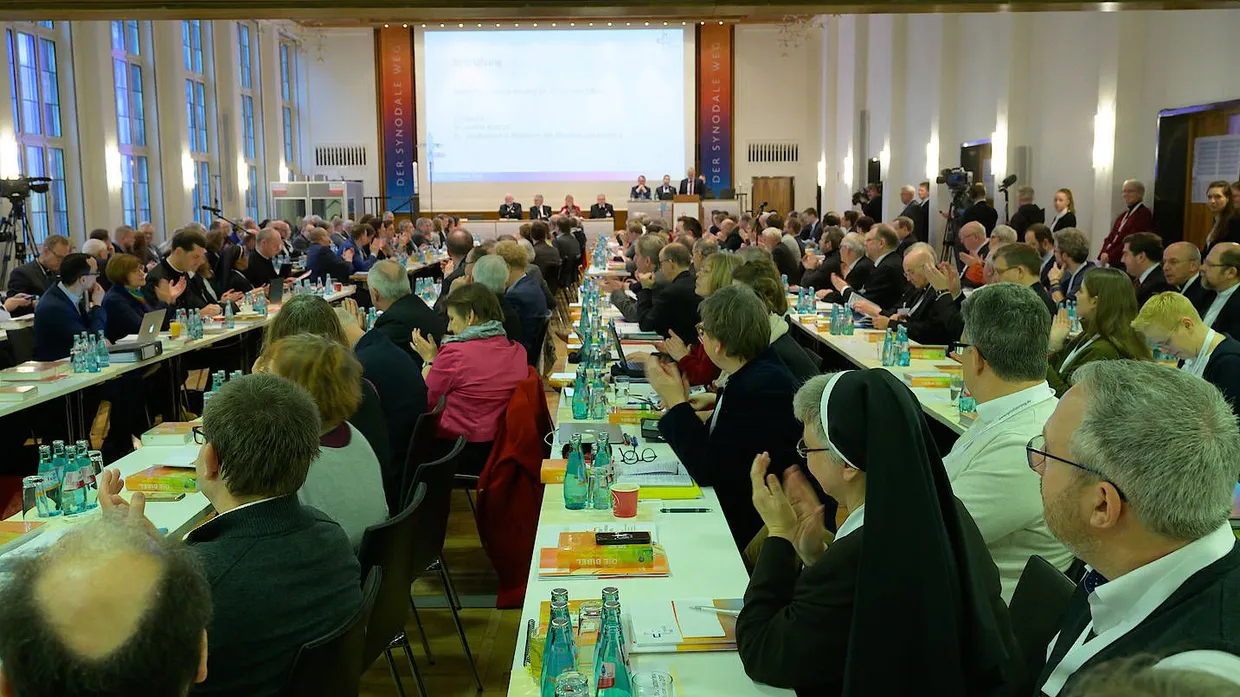 Katholiken fast unter sich: Blick in die Versammlung in Frankfurt zum Auftakt des Synodalen Wegs
