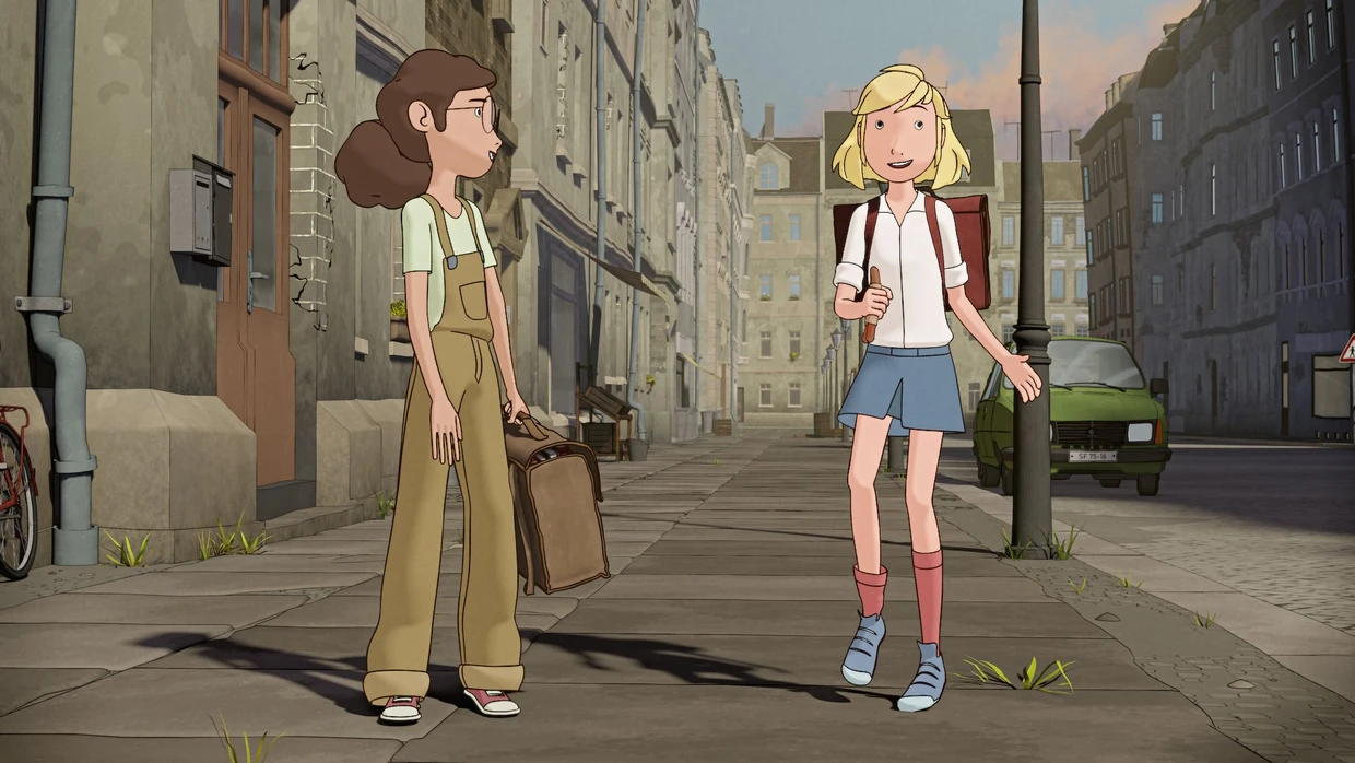 Sophie and Fritzi walk home after school.