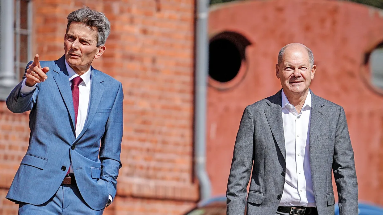 Bestimmt den Kurs: Der SPD-Fraktionsvorsitzende Rolf Mützenich (links) mit Bundeskanzler Olaf Scholz