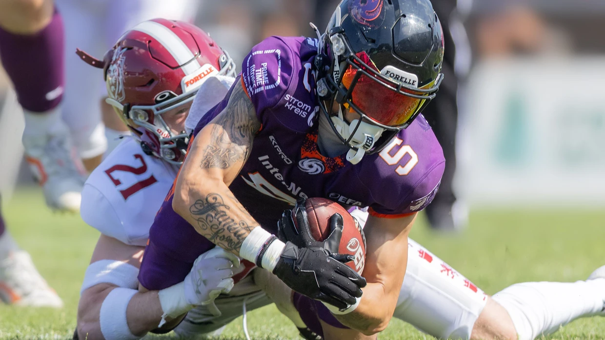 Ringen um jeden Zentimeter: Prague-Lions-Profi Hubert Kvacek (links) im Duell mit Paul Kavadia-Lenhardt von Frankfurt Galaxy