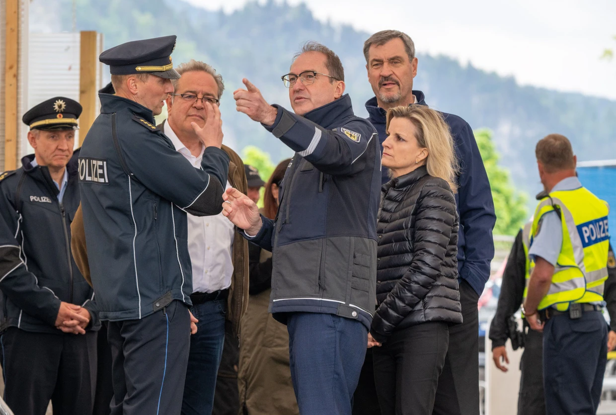 Im vergangenen Mai: Dobrindt und Söder besuchen&nbsp; die Grenzkontrollstelle Kiefersfelden an der A 93.