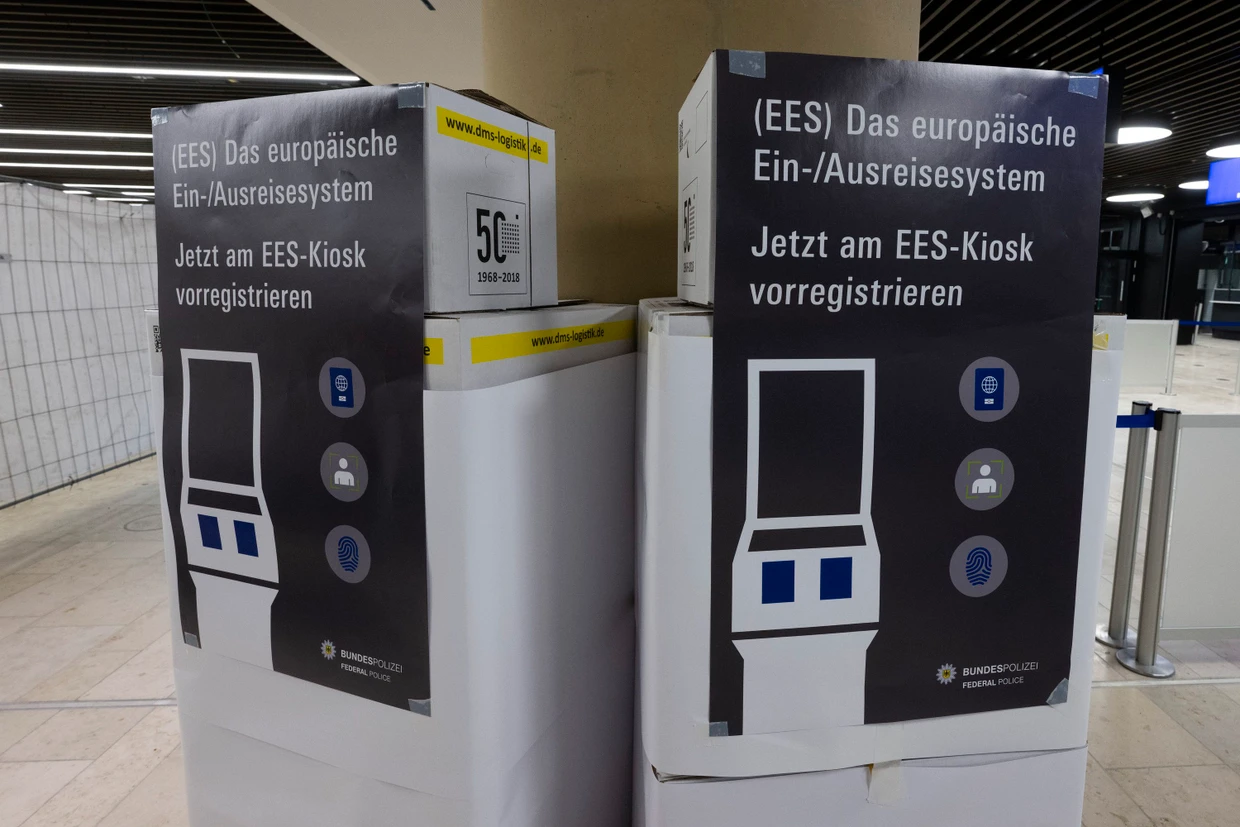 Zum Beginn des Testbetriebs am neuen Terminal 3 des Frankfurter Flughafens bestehen die Terminals des Europäischen Ein- und Ausreisesystems aus provisorischen Pappkartons.