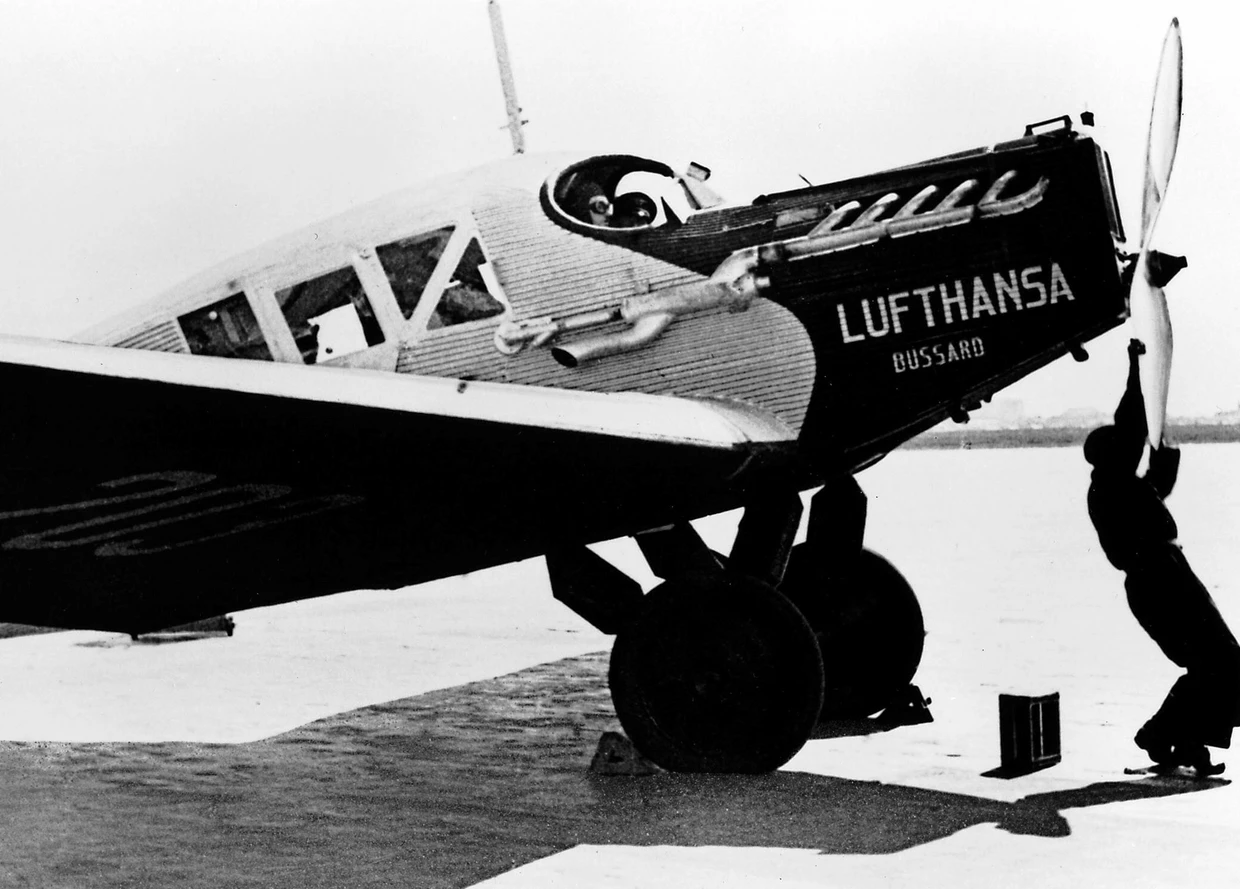 Helfender Mechaniker: Die Junkers F 13 wurde manuell gestartet.