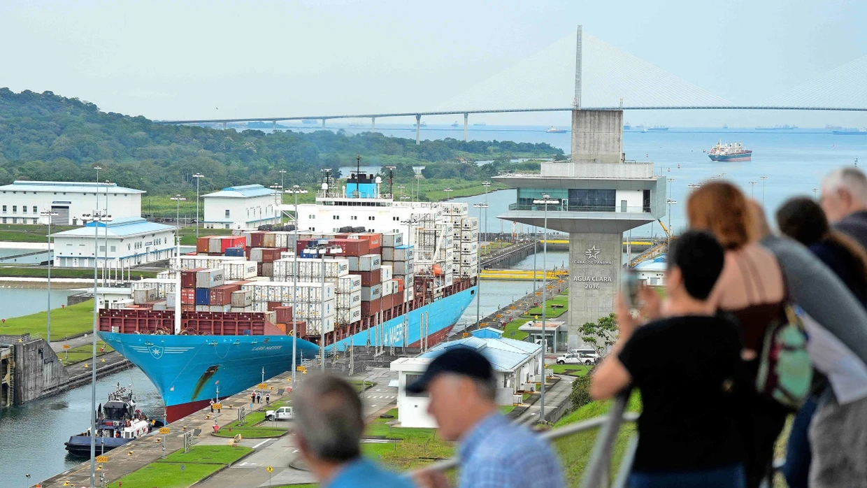 Lebensader für den Welthandel: Touristen schauen Ende 2024 in Colón auf den Panamakanal.