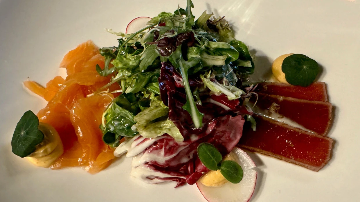 Hausgebeizter Label Rouge Lachs und geflämmter Thunfisch – eingelegte Gurke, Kimchi-Mayonnaise