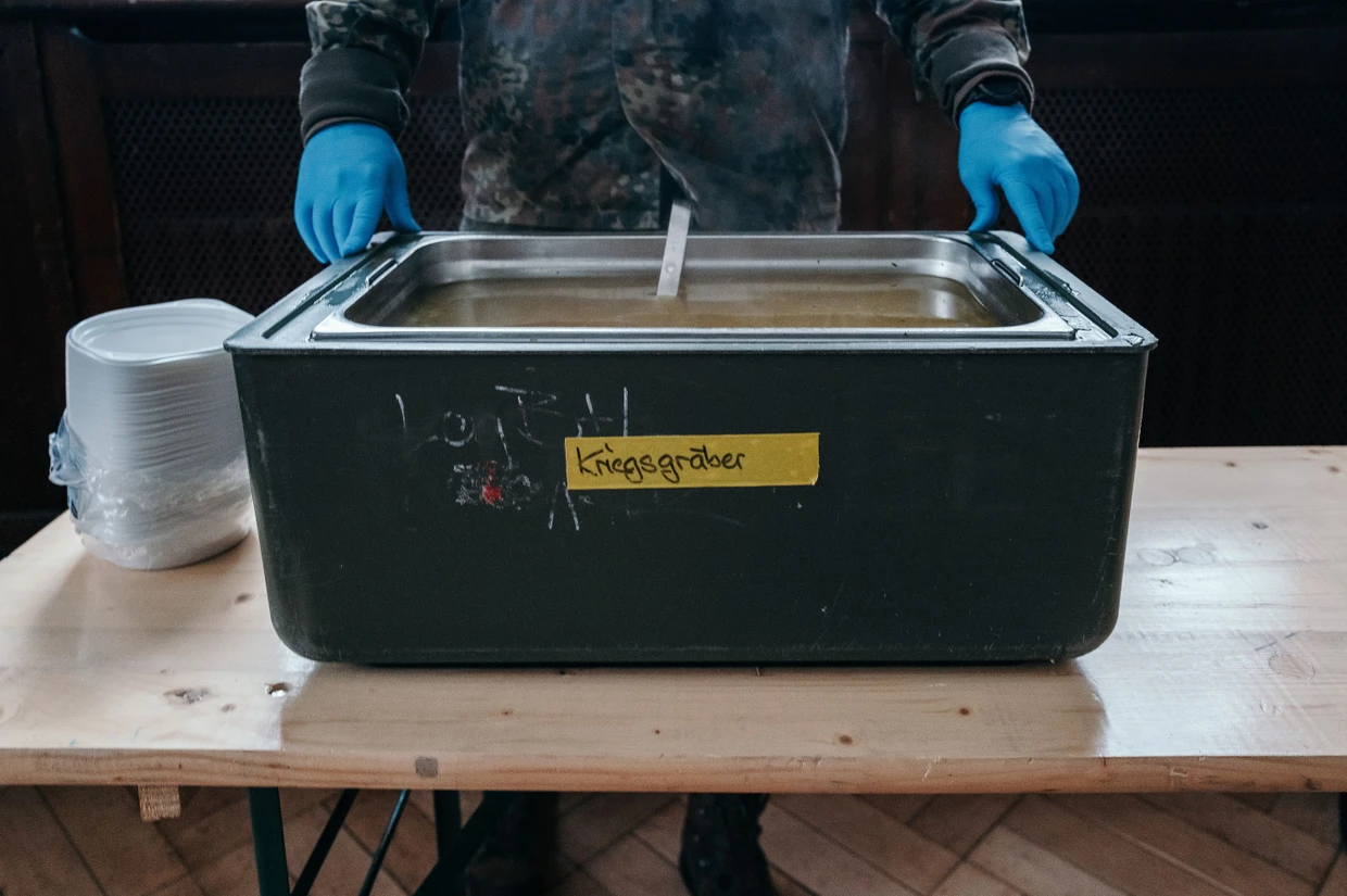 Die Bundeswehr verteilt Suppe in Berlin
