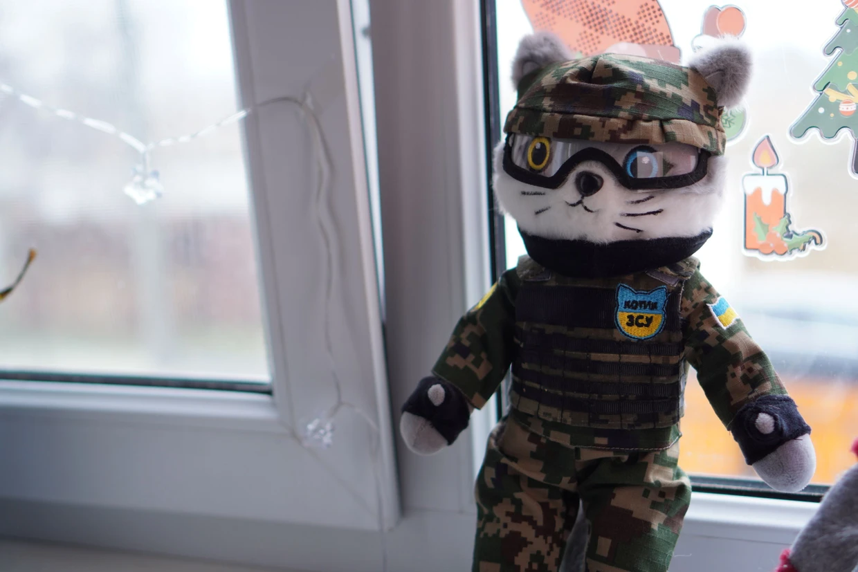 Kuscheltiere stapeln sich im Frauenhaus, die echten Katzen mussten Tatjana und ihre Töchter auf der Flucht zurücklassen.