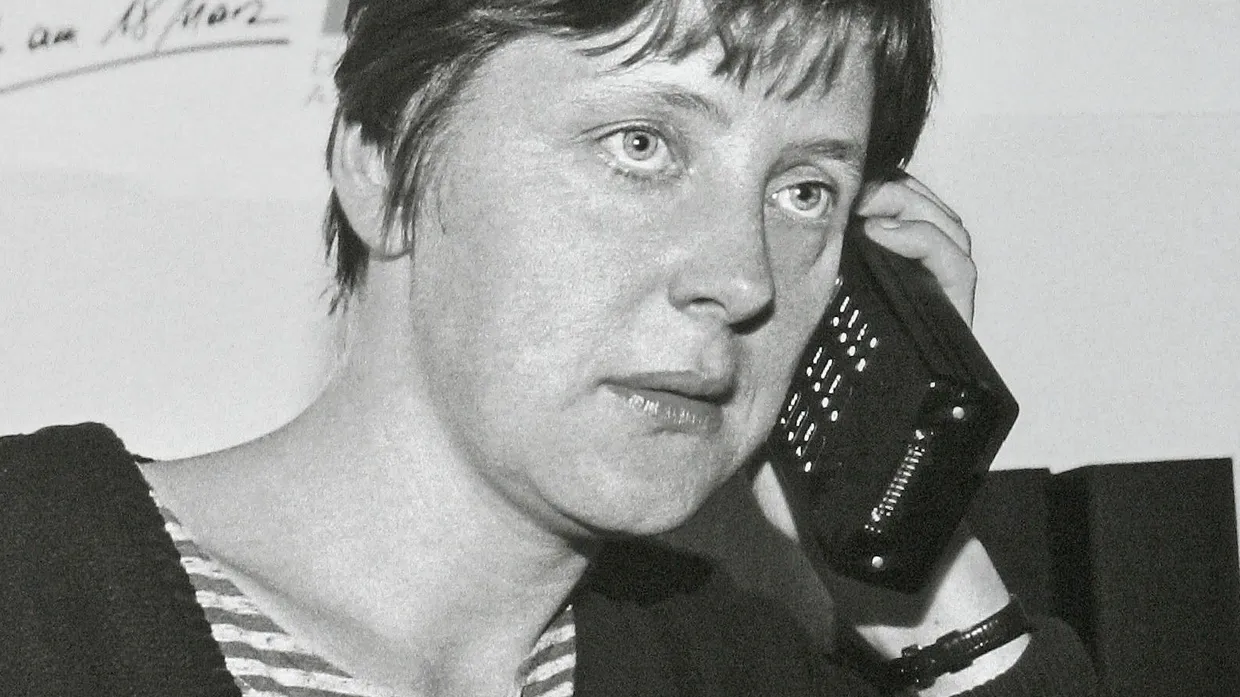 Vorsprung durch Technik: Als Pressesprecherin des „Demokratischen Aufbruch“ schwärmte Angela Merkel 1990 von dem „phantastisch anmutenden Konzept, die Wirtschaft nur noch über den Wettbewerb und über den Markt zu steuern“.