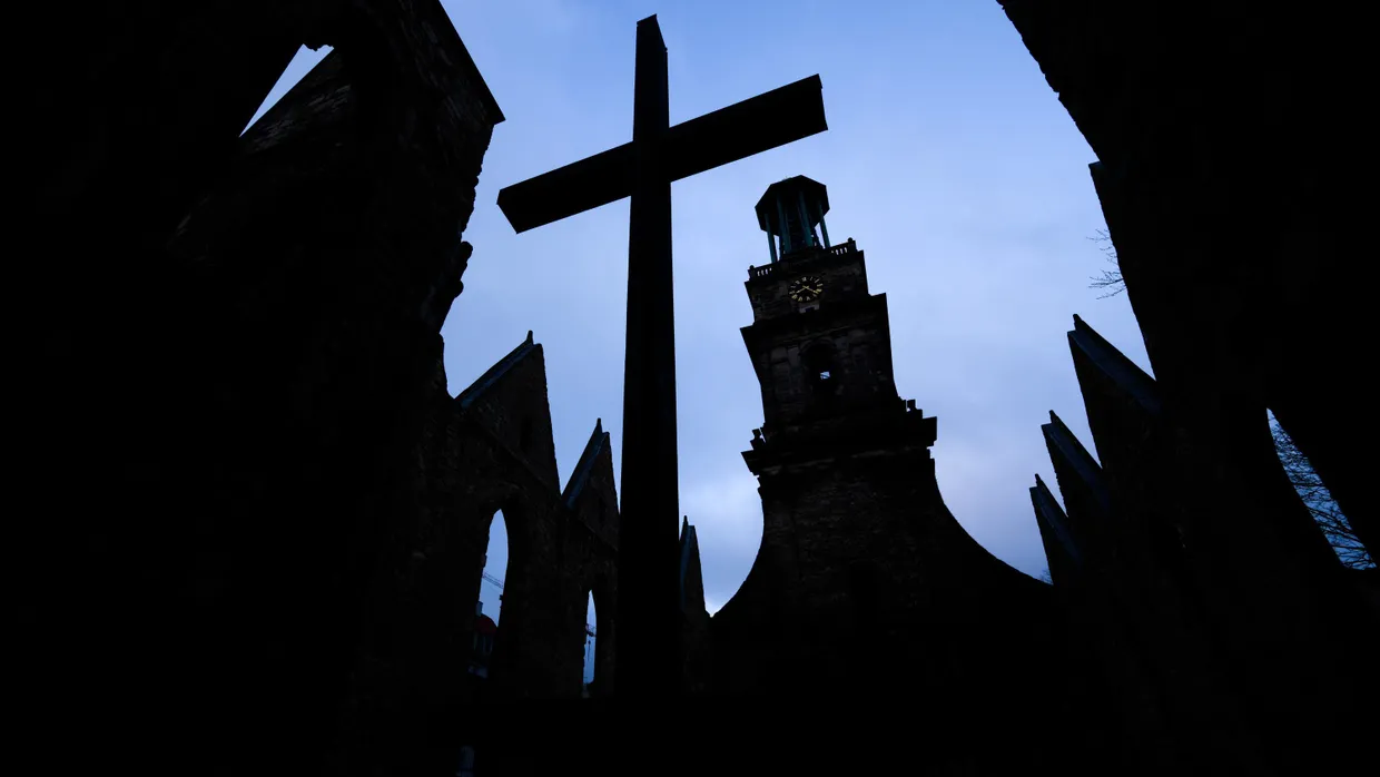 Stat crux dum volvitur orbis: Kreuz vor der Aegidienkirche in Hannover.