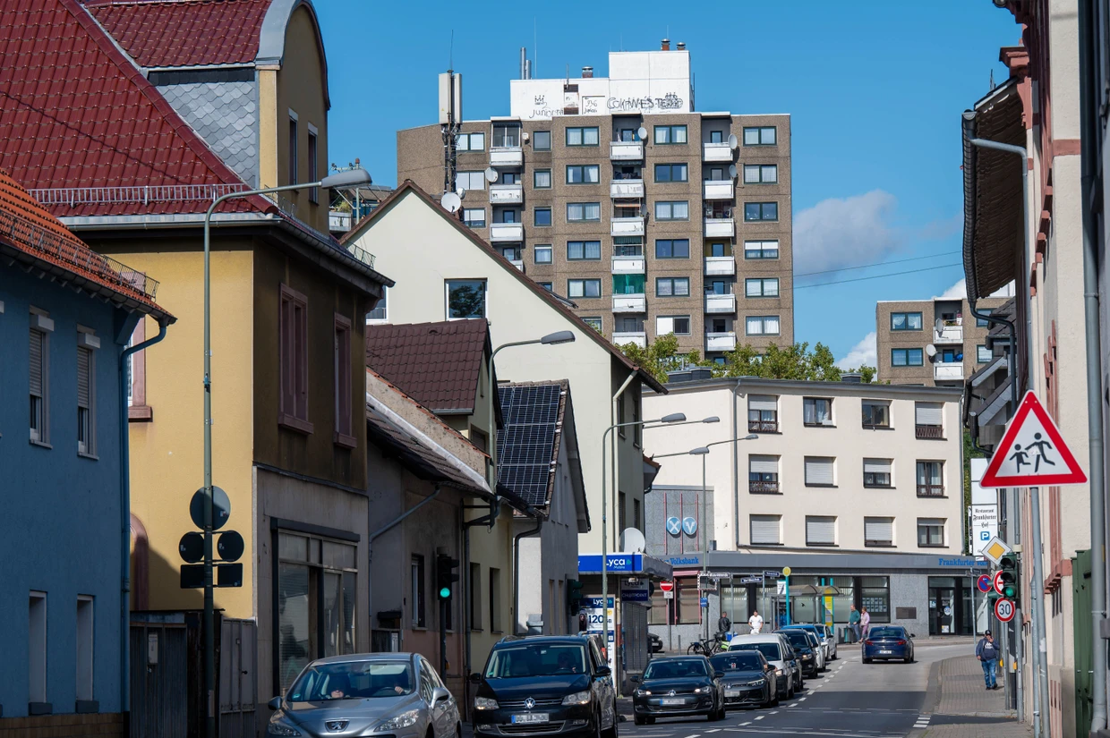 Typisch Sossenheim: Über die Haupstraße im alten Teil des Straßendorfs schieben sich täglich Tausende Fahrzeuge.