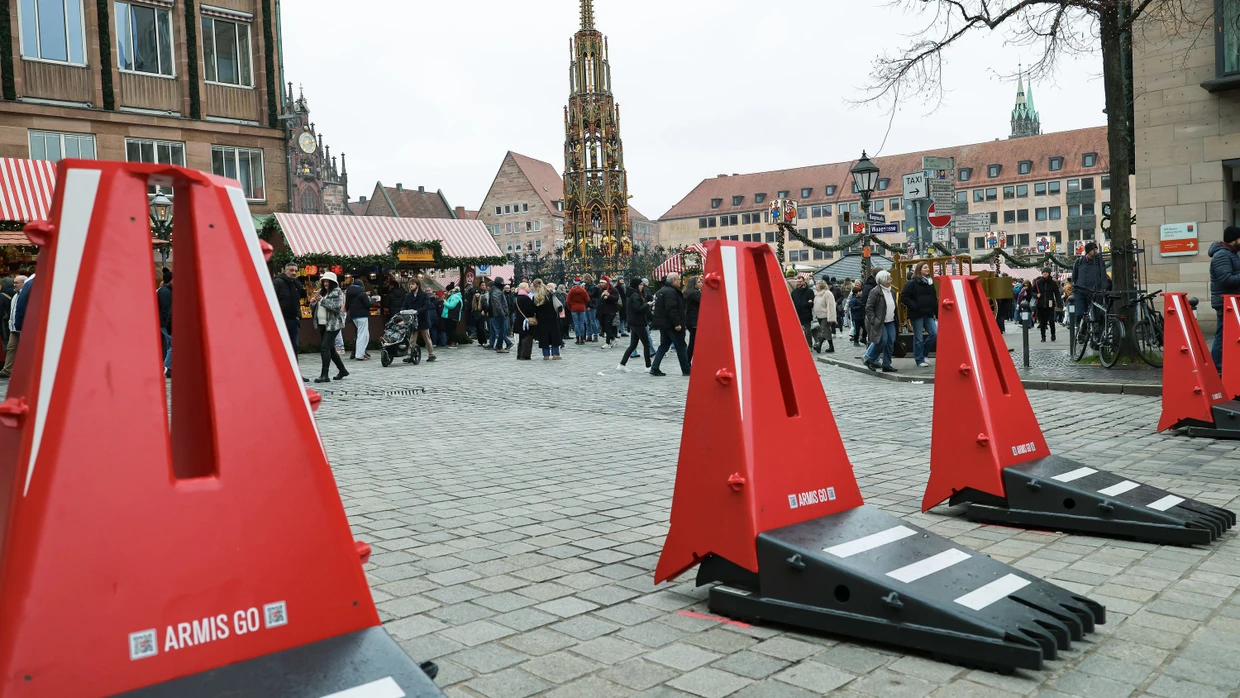 Stadtbild: Poller sichern im Dezember einen Eingang zum Nürnberger Christkindlesmarkt.