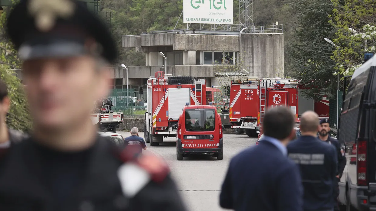 Feuerwehrfahrzeuge am Ort der Explosion in einem Wasserkraftwerk am Stausee von Suviana.