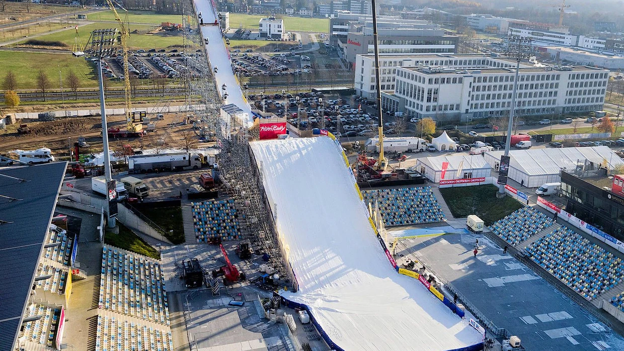 Sprung aus dem Grünen: 120 Sportler aus 26 Nationen treten auf der 49 Meter hohen und 120 Meter langen Rampe an