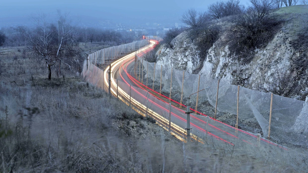 Drohnengeschützte Autobahn in der Region Charkiw