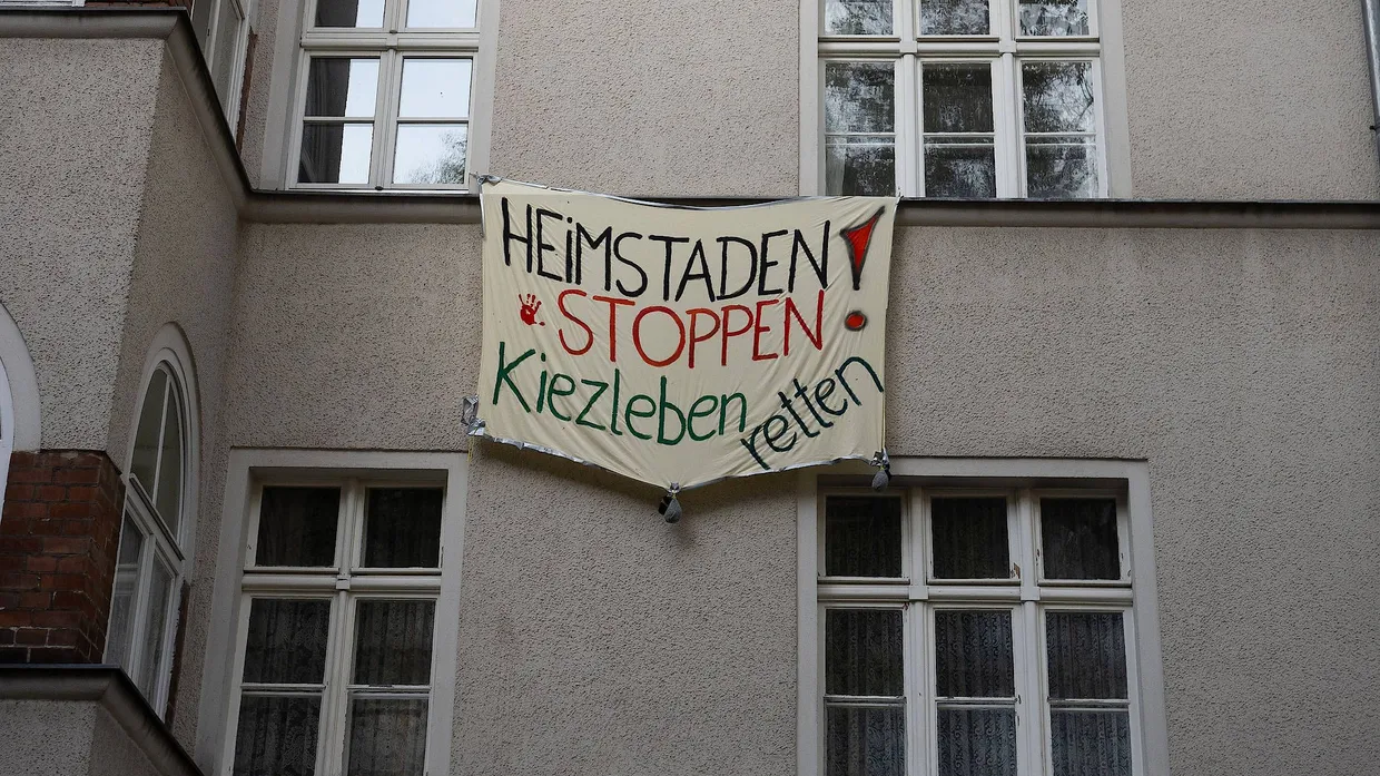 Ein Transparent an der Fassade eines Hauses in Berlin-Neukölln