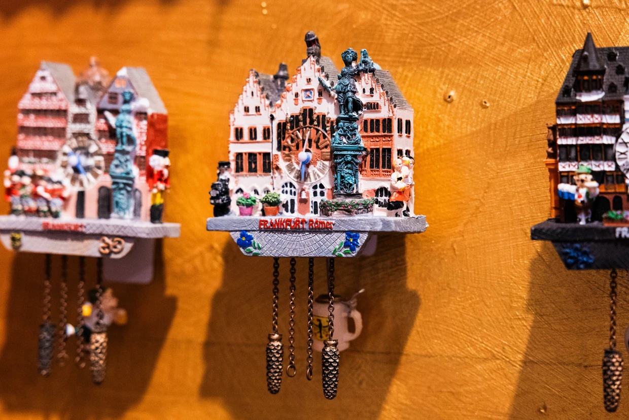 Auch eine Kuckucksuhr aus dem Schwarzwald kann „frankfurtifiziert“ werden.