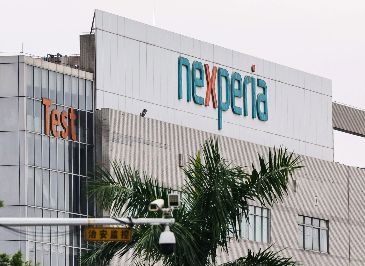 Nexperia-Fabrik in Dongguan, China: Im Streit der niederländischen Halbleiterfirma Nexperia und ihrer chinesischen Muttergesellschaft stoppte China zeitweilig die Ausfuhr von Chips nach Europa.