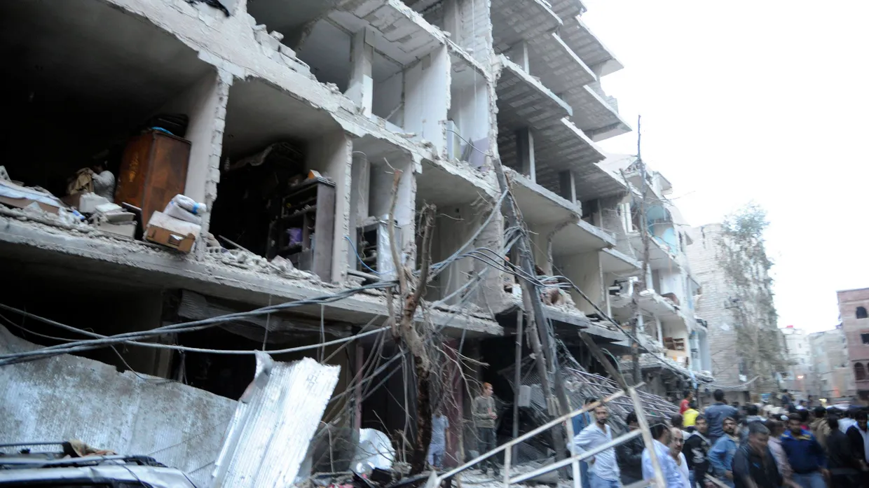 Häuser in Damaskus nach der Explosion einer Autobombe am Freitag. Das Bild stammt von der offiziellen Syrischen Nachrichtenagentur SANA.
