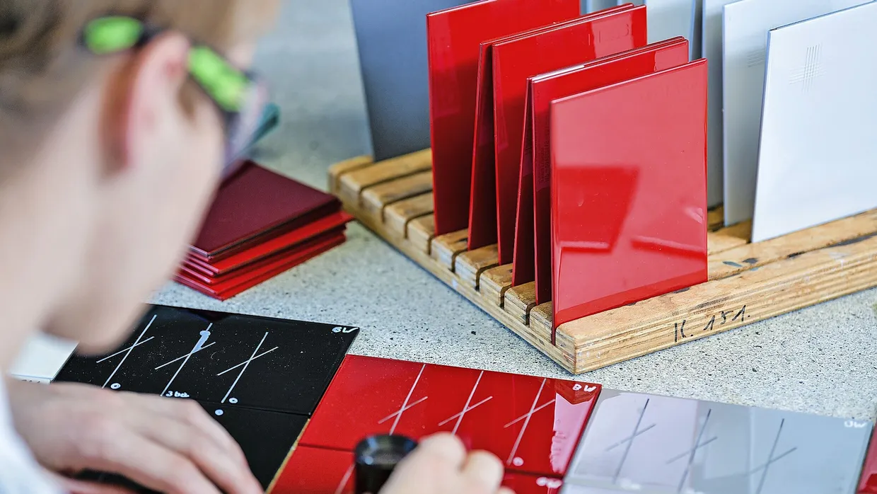 Auszubildender bei BASF Coatings in Münster – die Sparte geht in einer Milliardentransaktion mehrheitlich an Carlyle.