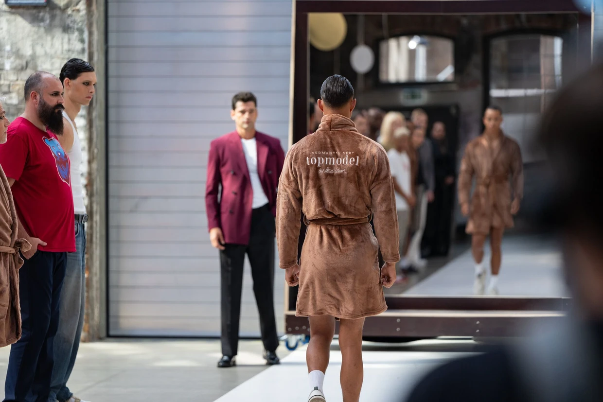 Dieses Mal flüssigbraun: die Bademäntel der GNTM-Kandidaten