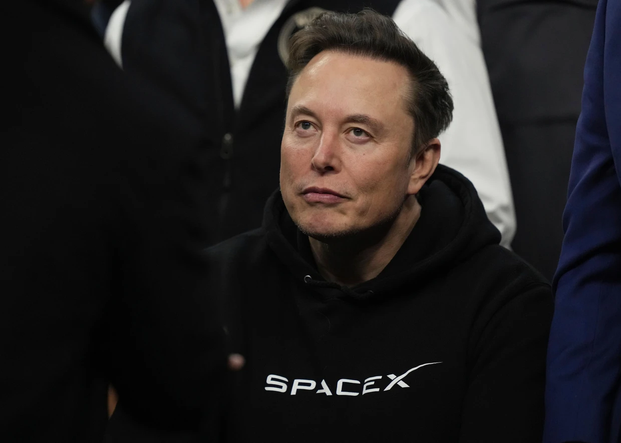 Elon Musk 2025 beim Besuch einer Wrestling-Veranstaltung in Philadelphia.