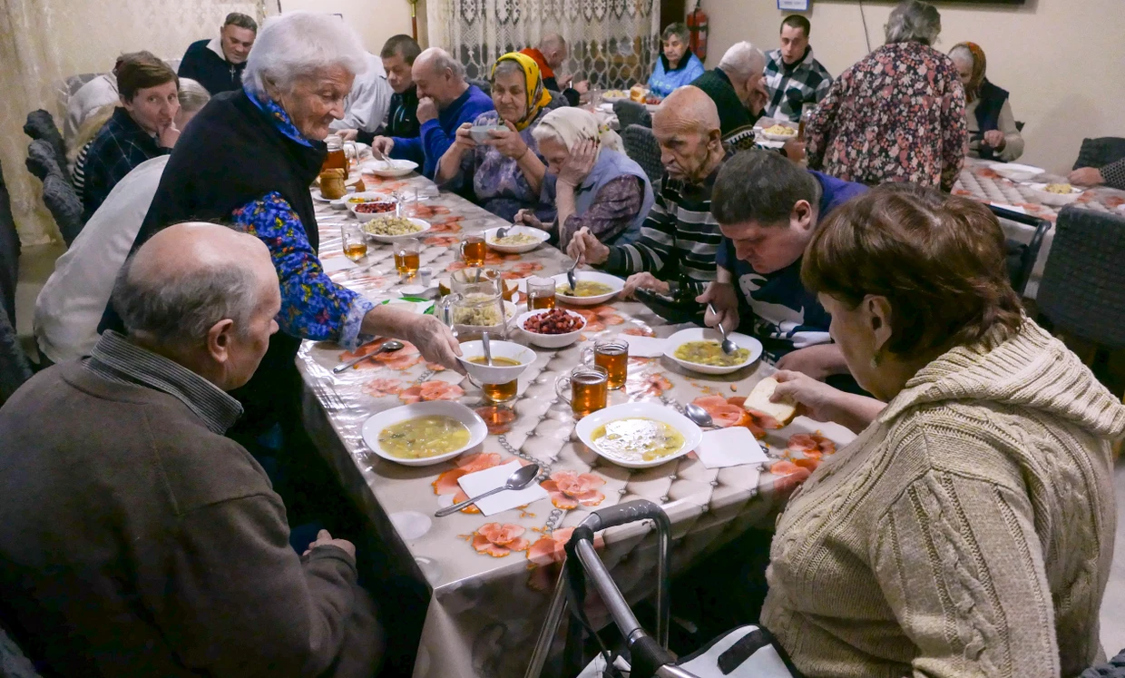 Ältere Binnenvertriebene bei der Essensausgabe Mitte Februar im westukrainischen Uschhorod