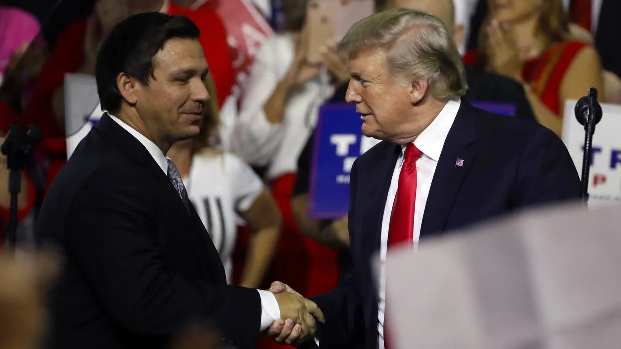 Der amerikanische Präsident Donald Trump schüttelt die Hand des republikanischen Gouverneurskandidaten für Florida, Ron DeSantis.