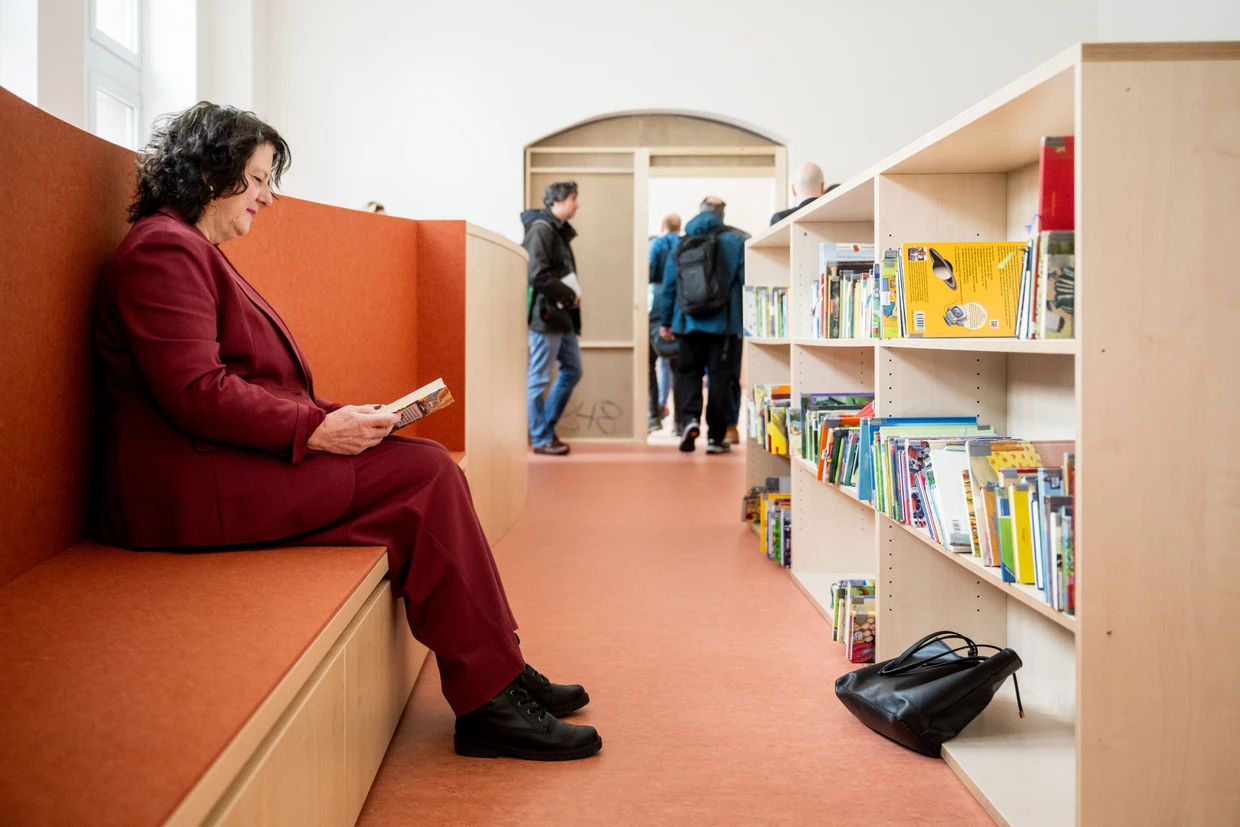 Bildungsdezernentin Sylvia Weber (SPD) in der Schulbibliothek